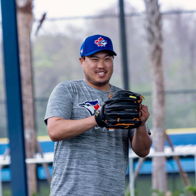 [서울=뉴시스]토론토 블루제이스 류현진이 18일 미국 플로리다주 더니든 훈련 시설에서 열린 토론토 블루제이스 스프링캠프에서 훈련을 하며 밝게 웃고 있다. (사진=토론토 블루제이스 트위터) 2021.02.18. photo@newsis.com