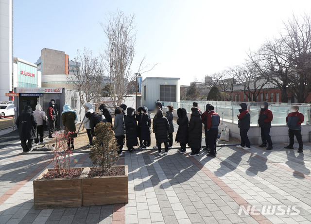 [서울=뉴시스]박미소 기자 = 서울 종로구 서울대학교 병원에서 의사 1명이 신종 코로나바이러스 감염증(코로나19) 확진 판정을 받았다고 밝혀진 18일 오전 서울대병원 본관 앞 선별진료소에서 서울대병원 직원을 비롯한 시민들이 검사를 받기위해 대기하고 있다. 2021.02.18. misocamera@newsis.com