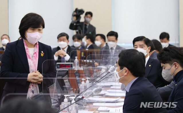 [서울=뉴시스]김진아 기자 = 서영교 국회 행안위원장이 18일 서울 여의도 국회에서 열린 행정안전위원회 전체회의에 앞서 제주 4.3사건 진상규명 및 희생자 명예회복에 관한 특별법 일부개정법률안과 관련해 여당 의원들과 이야기를 나누고 있다. 2021.02.18. (공동취재사진)  photo@newsis.com