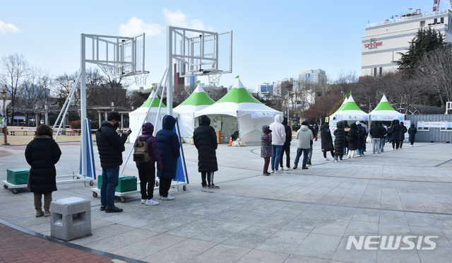 [대구=뉴시스] 이무열 기자 = 지난 18일 오전 대구 중구 국채보상운동기념공원에 마련된 코로나19 임시선별검사소에서 시민들이 검사를 받기 위해 줄 서 기다리고 있다. 2021.02.18. lmy@newsis.com