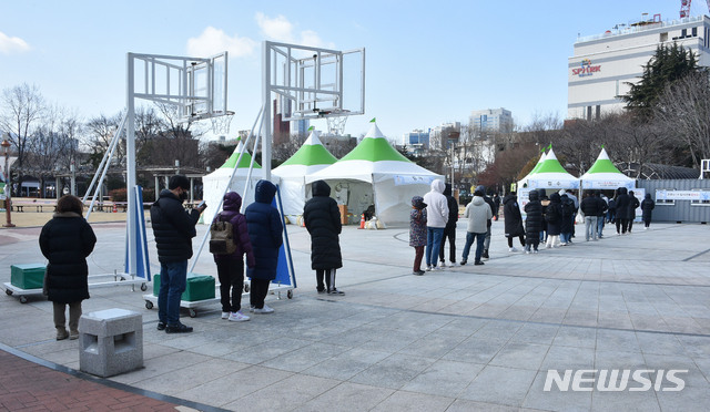 [대구=뉴시스] 이무열 기자 = 대구 지역 신종 코로나바이러스 감염증(코로나19) 확진자가 9명으로 집계된 18일 오전 대구 중구 국채보상운동기념공원에 마련된 코로나19 임시선별검사소에서 시민들이 검사를 받기 위해 줄 서 기다리고 있다. 2021.02.18. lmy@newsis.com