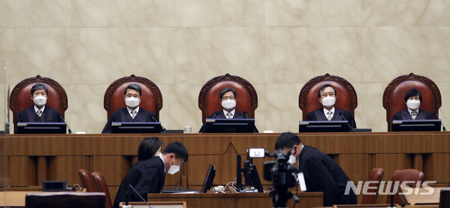 [서울=뉴시스]최진석 기자 = 김명수(가운데) 대법원장을 비롯한 대법관들이 18일 오후 서울 서초구 대법원에서 열린 전원합의체 선고에 참석해 있다. 2021.02.18. myjs@newsis.com