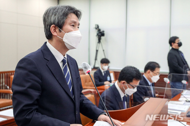 [서울=뉴시스]최동준 기자 = 이인영 통일부 장관이 18일 오후 서울 여의도 국회에서 열린 외교통일위원회 전체회의에서 발언하고 있다. (공동취재사진) 2021.02.18. photo@newsis.com