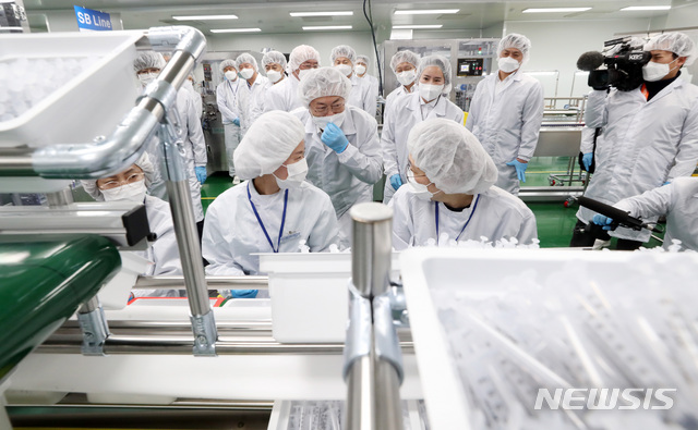 [군산=뉴시스]추상철 기자 = 문재인 대통령이 18일 오후 전북 군산시 코로나19 백신접종용 최소잔여형(LDS) 백신주사기 생산 현장인 풍림파마텍을 방문해 LDS 백신주사기 생산라인을 시찰하고 있다. 2021.02.18. scchoo@newsis.com