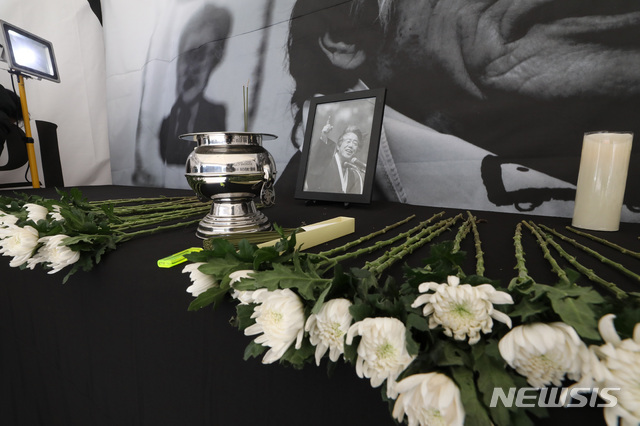 [서울=뉴시스]이영환 기자 = 18일 오후 서울 중구 서울광장에 고(故) 백기완 통일문제연구소장 분향소가 마련 돼 있다. 2021.02.18. 20hwan@newsis.com