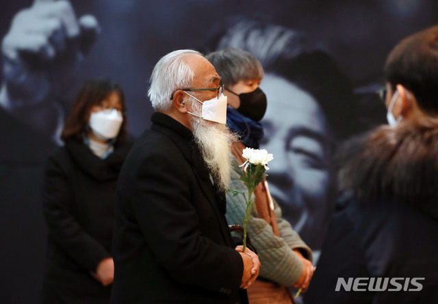 [서울=뉴시스]박미소 기자 = 문정현 신부가 18일 오후 서울 종로구 서울대병원 장례식장에 마련된 고(故) 백기완 통일문제연구소장의 빈소를 찾아 조문하고 있다. (공동취재사진) 2021.02.18. photo@newsis.com