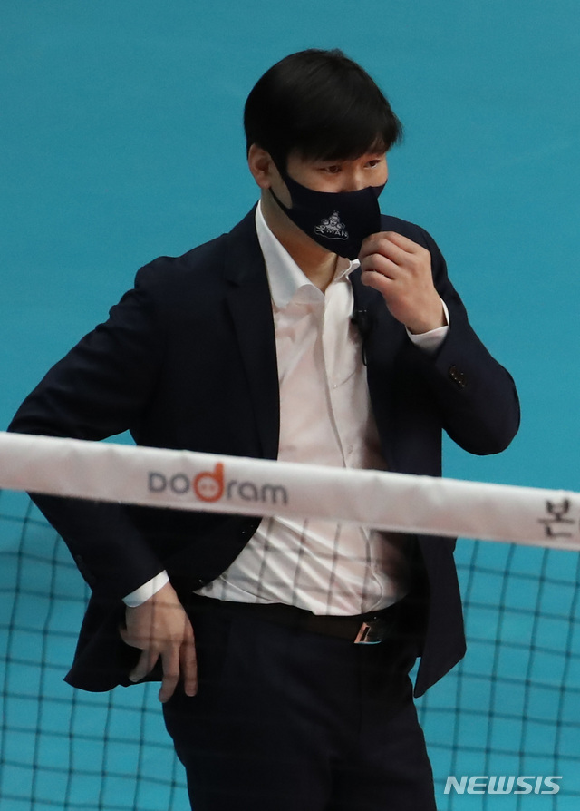 [안산=뉴시스]조수정 기자 = 18일 오후 안산상록수체육관에서 열린 ‘도드람 2020-2021 V-리그’ OK금융그룹과 한국전력의 경기, OK금융그룹 석진욱 감독이 경기를 지켜보고 있다. 2021.02.18. chocrystal@newsis.com