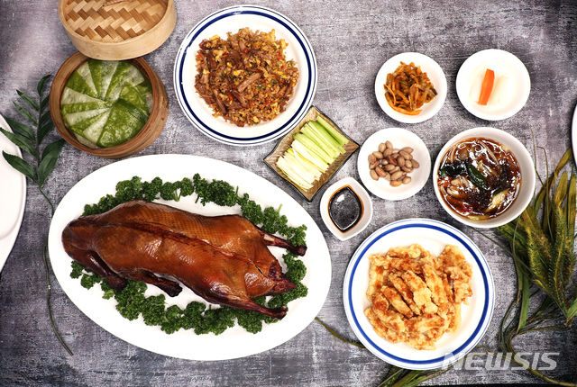 [서울=뉴시스]더 리버사이드 호텔 '따뚱'의 '베이징덕 & 일품요리 패키지’