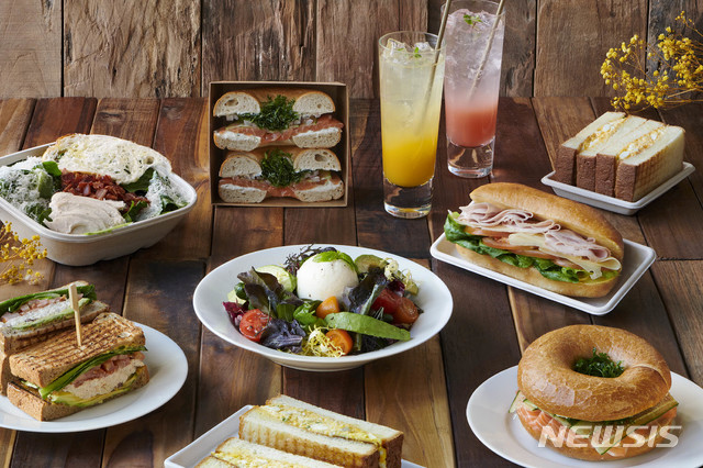 [서울=뉴시스]JW 메리어트 서울 '카페 원'의 '샐러드 & 샌드위치 투 고'