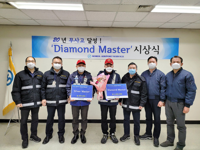 [서울=뉴시스] 한국공항 다이아몬드 마스터 이성형(오른쪽 네 번째) 기능선임수석감독이 수상 직후 유종석(오른쪽 세 번째) 대표이사와 함께 기념 사진을 찍고 있다. 사진 한국공항