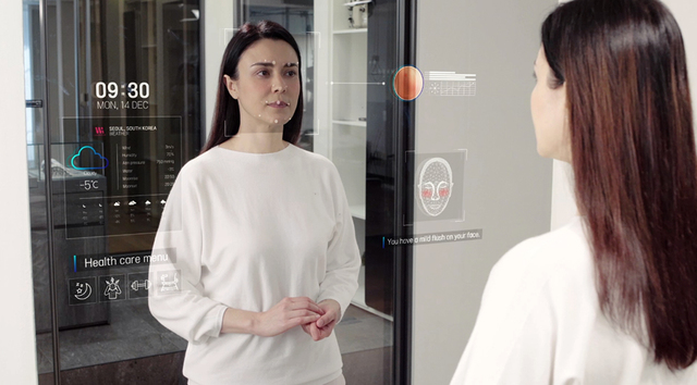 [서울=뉴시스] 얼굴에 홍조가 생기거나 피곤한 표정 등 질병의 징후가 나타나면 사용자 상태를 체크하는 스마트 미러. 사진 LG전자