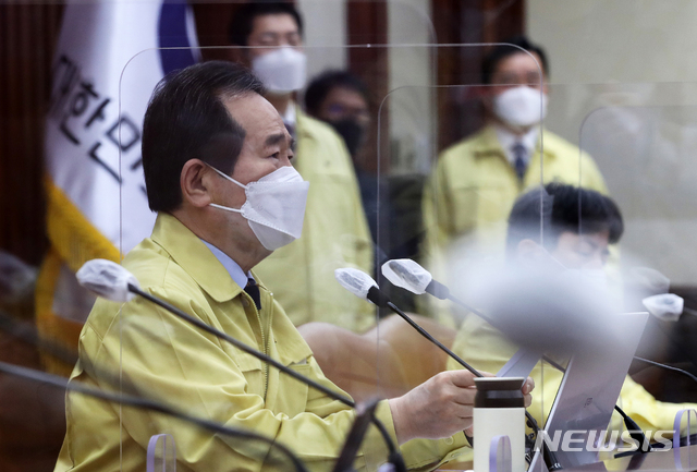 [서울=뉴시스]박민석 기자 = 정세균 국무총리가 19일 오전 서울 종로구 정부서울청사에서 열린 신종코로나바이러스 감염증(코로나19) 대응 중앙재난안전대책본부회의에서 모두발언을 하고 있다. (공동취재사진) 2021.02.19. photo@newsis.com