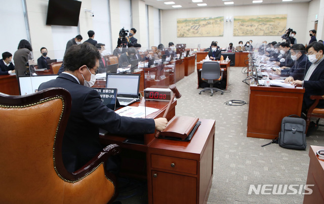 [서울=뉴시스]김진아 기자 = 유기홍 국회 교육위원장이 19일 서울 여의도 국회에서 열린 교육위원회 전체회의에서 법률안을 상정하고 있다. 2021.02.19. bluesoda@newsis.com
