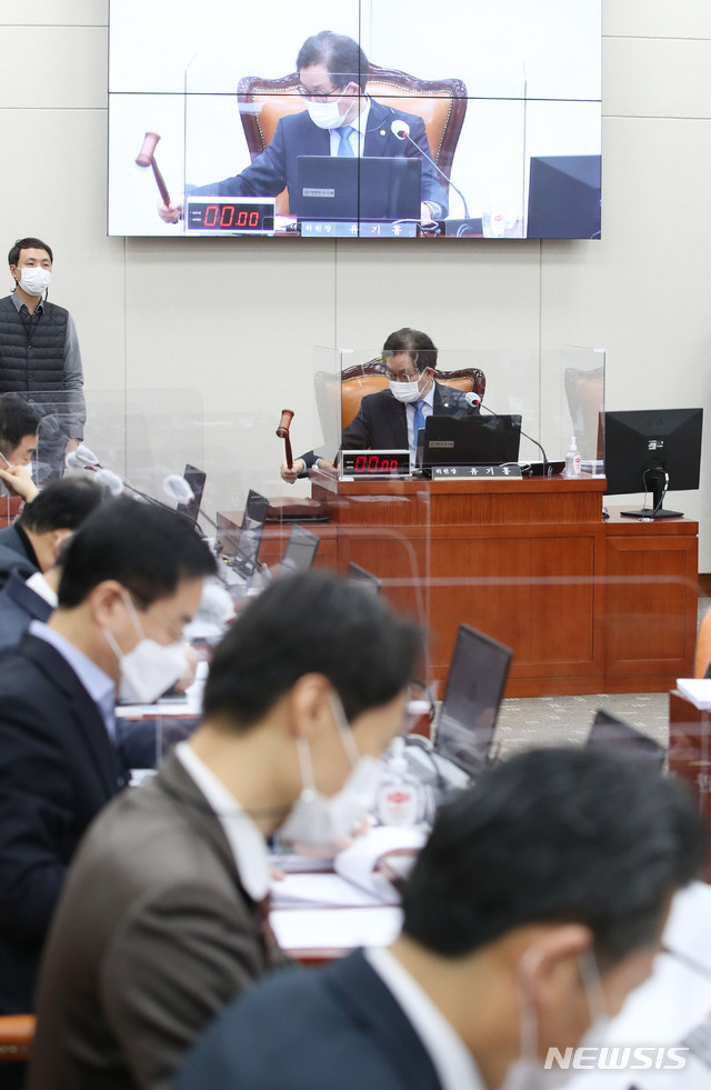 [서울=뉴시스]김진아 기자 = 유기홍 국회 교육위원장이 19일 서울 여의도 국회에서 열린 교육위원회 전체회의에서 법률안을 상정하고 있다. 2021.02.19. bluesoda@newsis.com