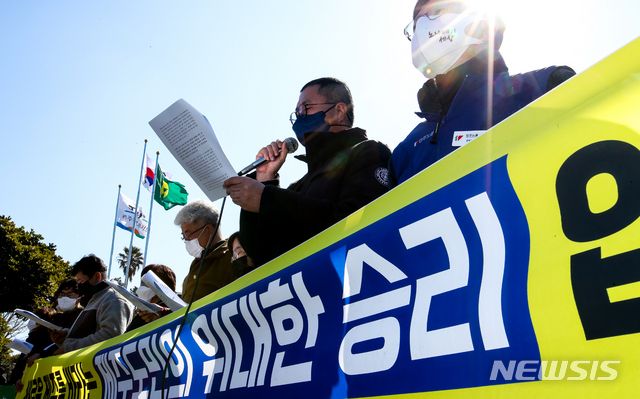 [제주=뉴시스]우장호 기자 = 제주제2공항강행저지비상도민회의가 19일 오전 제주도청 앞에서 기자회견을 열어 국토교통부와 제주도를 상대로 제2공항 도민여론조사 결과의 조속한 수용을 촉구하고 있다. 2021.02.19. woo1223@newsis.com