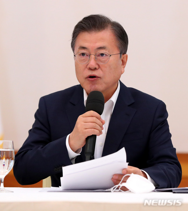 [서울=뉴시스]추상철 기자 = 문재인 대통령이 19일 오전 청와대 본관에서 열린 더불어민주당 지도부 초청 간담회에 참석해 인사말을 하고 있다. 2021.02.19. scchoo@newsis.com