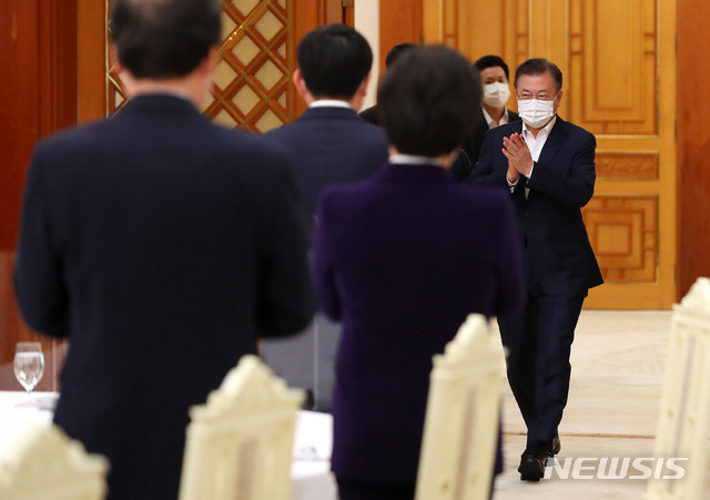 [서울=뉴시스]추상철 기자 = 문재인 대통령이 19일 오전 청와대 본관에서 열린 더불어민주당 지도부 초청 간담회에 참석하고 있다. 2021.02.19. scchoo@newsis.com