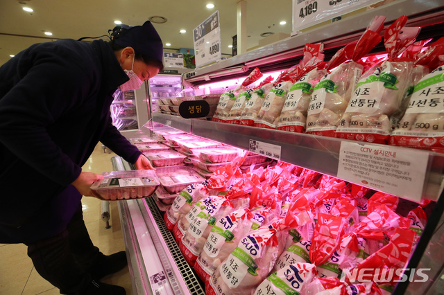 [서울=뉴시스]고범준 기자 = 서울의 한 대형마트에서 닭이 판매되고 있다. 2021.02.19. bjko@newsis.com