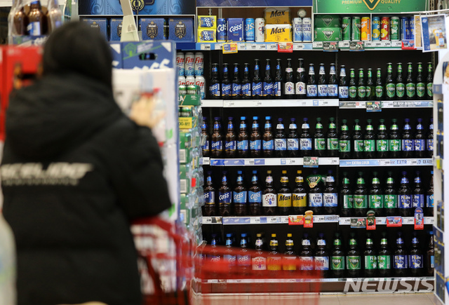 [서울=뉴시스]고범준 기자 = 서울의 한 대형마트에서 시민들이 주류 코너를 살펴보고 있다. 2021.02.19. bjko@newsis.com