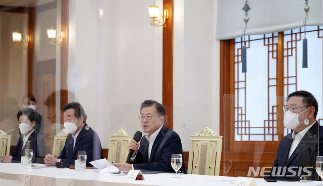 [서울=뉴시스]추상철 기자 = 문재인 대통령이 19일 오전 청와대 본관에서 열린 더불어민주당 지도부 초청 간담회에 참석해 인사말을 하고 있다. 2021.02.19. scchoo@newsis.com