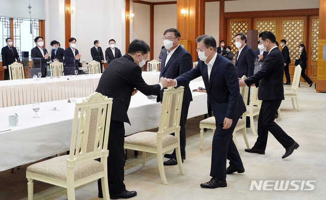 [서울=뉴시스]추상철 기자 = 문재인 대통령이 19일 오전 청와대 본관에서 열린 더불어민주당 지도부 초청 간담회에 참석하며 박홍배 최고위원과 인사를 하고 있다. 2021.02.19. scchoo@newsis.com