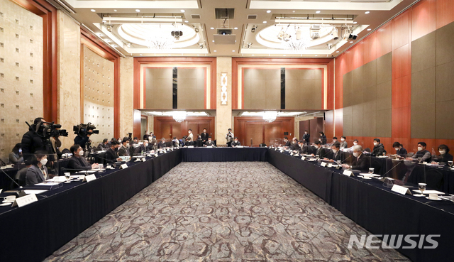 [서울=뉴시스]최진석 기자 = 지난달 19일 오후 서울 중구 롯데호텔 크리스탈볼룸에서 '신종 코로나바이러스 감염증(코로나19) 치료제·백신개발 범정부 지원위원회 제9차 회의'가 열리고 있다. 2021.02.19. myjs@newsis.com