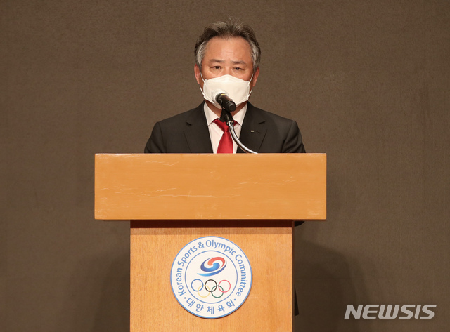 [서울=뉴시스]고범준 기자 = 이기흥 대한체육회장이 19일 오후 서울 송파구 잠실롯데호텔월드 크리스탈볼룸에서 열린 제41대 대한체육회장 취임식에서 취임사를 하고 있다. 2021.02.19. bjko@newsis.com