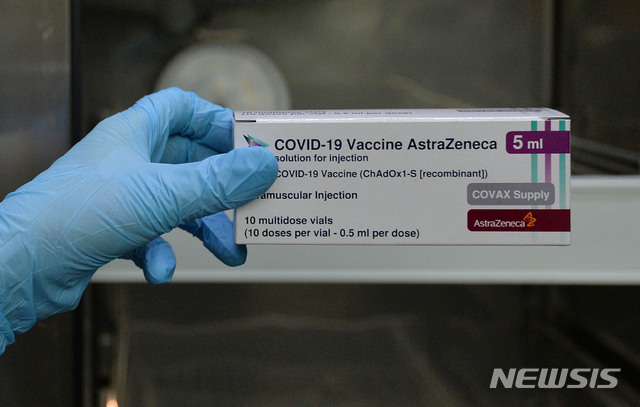 [대구=뉴시스] 이무열 기자 = 아스트라제네카(AZ)사 백신 수송 모의훈련이 실시된 19일 오후 대구 북구보건소 의료진이 전달받은 백신을 냉장 보관실에 넣고 있다. 2021.02.19. lmy@newsis.com