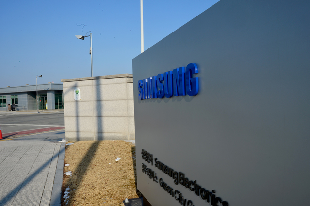 [광주=뉴시스] 김혜인 기자 = 설 연휴 가족모임에서 퍼진 신종 코로나바이러스 감염증(코로나19)이 삼성전자 광주사업장으로 확산돼 지난 17일 이후 이곳에서 4명의 확진자가 발생했다. 사진은 19일 오후 광주 북구 오룡동 삼성전자 광주 3공장 정문. 2021.02.19. hyein0342@newsis.com