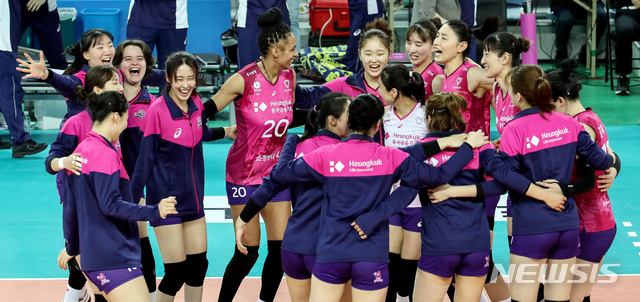 [인천=뉴시스]김병문 기자 = 19일 오후 인천 계양체육관에서 열린 2020-2021 도드람 V-리그 흥국생명 핑크스파이더스와 KGC인삼공사의 경기, 세트스코어 3:1로 승리한 흥국생명 선수들이 기뻐하고 있다. 2021.02.19. dadazon@newsis.com