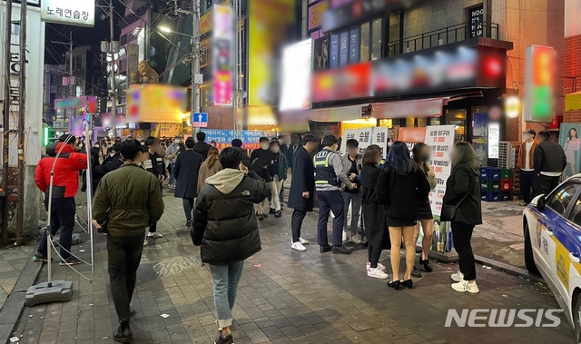 [청주=뉴시스] 조성현 기자 = 충북지역 사회적 거리두기 1.5단계 완화 이후 맞이한 첫 불금인 19일 오후 청주시 서원구 개신동 대학가에 경찰이 출동하는 소동이 빚어졌다. 2021.02.20. jsh0128@newsis.com&nbsp; 
