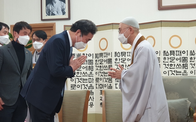 [익산=뉴시스] 강명수 기자 =이낙연 더불어민주당 대표가 20일 원불교 중앙총부를 방문해 김주원 종법사를 예방하고 있다. 2021.02.20. smister@newsis.com  *재판매 및 DB 금지