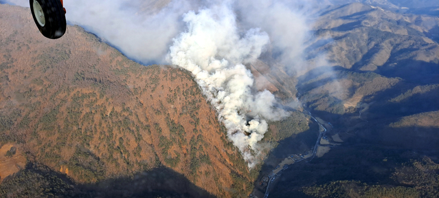 [정선=뉴시스] 김경목 기자 = 20일 오후 4시께 강원 정선군 여량면 구절리 아우라지역 레일바이크 인근 야산에서 원인이 밝혀지지 않은 불이 나 연기가 피어오르고 있다. 정선에는 강풍주의보가 발효 중이다. (사진=강릉산림항공관리소 제공) 2021.02.20. photo@newsis.com *재판매 및 DB 금지