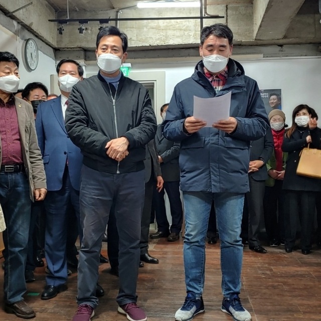 [서울=뉴시스]서울시 전현직 시의원과 구의원 138명이 20일 국민의힘 서울시장 보궐선거 예비후보인 오세훈 전 서울시장(왼쪽)에 대해 지지 선언을 했다. 사진은 오 전 시장과 지지 성명 발표하는 박환희 전 서울시의원(오른쪽)의 모습. *재판매 및 DB 금지