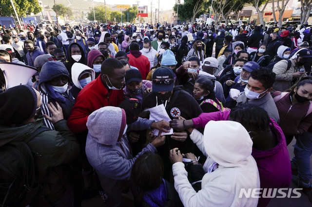 [티후아나(멕시코)= AP/뉴시스]미국과 멕시코의 국경관문인 티후아나에서 올 해 2월 19일 순번을 대기하는 미국행 이민들. 이들은 몇달에서 몇년 동안 기다린 끝에 미국입국이 허용되었지만 대법원의 트럼프정책 복구판결로 바이든의 이민정책이 또 흔들리게 되었다. 