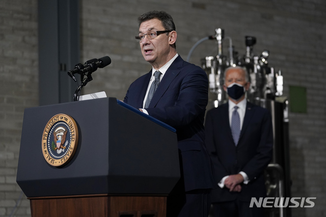  [포티지=AP/뉴시스]앨버트 불라 화이자 최고경영자(CEO)가 지난 2월19일(현지시간) 미시간 포티지 화이자 생산 공장에서 연설하고 있다. 뒤엔 조 바이든 미국 대통령. 2021.04.14. 