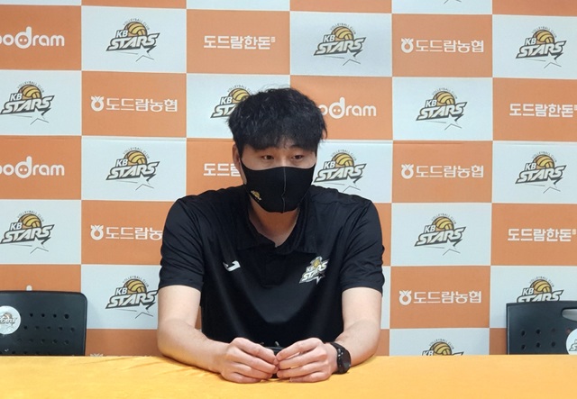 [의정부=뉴시스] 경기 전 인터뷰에 나선 KB손해보험 이경수 코치. 2021. 02.21. *재판매 및 DB 금지