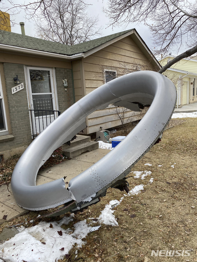 [브룸필드( 미 콜로라도주)=AP/뉴시스]브룸필드 경찰이 공개한 덴버공항에 비상착륙한 비행기의 파편 낙하사고현장 사진. 