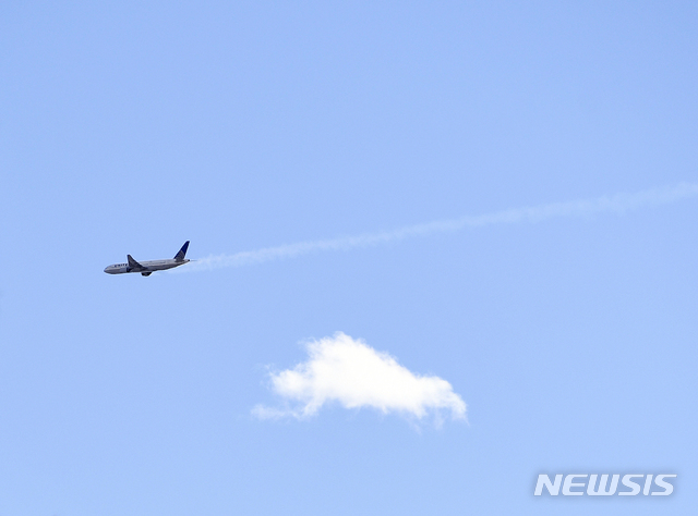 [브룸필드(미 콜로라도주)=AP/뉴시스]미 유나이티드 항공 여객기 한 대가 20일(현지시간) 엔진 고장으로 연기를 내뿜으며 덴버 공항으로 회항하고 있다. 이 여객기는 덴버 공항에 무사히 비상착륙했다. 그러나 회항까지 10여분 간 비행기 안의 승객들은 물론 사고기 파편이 화산재 쏟아지듯 쏟아져내린 지상 브룸필드 주민들은 공포의 순간을 맛봐야만 했다. 2021.2.21