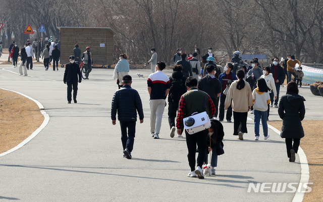 [서울=뉴시스]배훈식 기자 = 서울 낮 최고기온 15도 등 전국이 완연한 봄 날씨를 보인 지난 21일 오후 서울 서초구 반포 한강공원을 찾은 시민들이 봄기운을 만끽하고 있다. 2021.02.21. dahora83@newsis.com