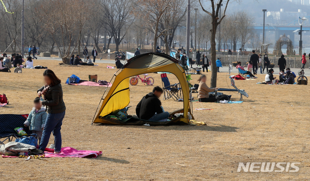 [서울=뉴시스]배훈식 기자 = 서울 낮 최고기온 15도 등 전국이 완연한 봄 날씨를 보인 지난 21일 오후 서울 서초구 반포 한강공원을 찾은 시민들이 봄기운을 만끽하고 있다. 2021.02.21. dahora83@newsis.com