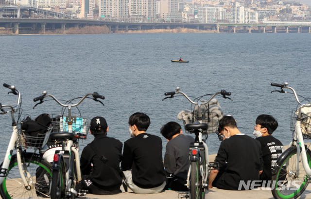 [서울=뉴시스]배훈식 기자 = 서울 낮 최고기온 15도 등 전국이 완연한 봄 날씨를 보인 지난 21일 오후 서울 서초구 반포 한강공원을 찾은 시민들이 봄기운을 만끽하고 있다. 2021.02.21. dahora83@newsis.com