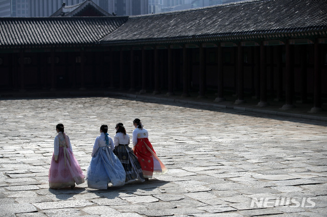 [서울=뉴시스]김선웅 기자 = 서울 최고기온이 17도를 기록하는 등 포근한 날씨를 보인 지난 21일 서울 종로구 경복궁에서 시민들이 나들이를 즐기고 있다. 2021.02.21. mangusta@newsis.com