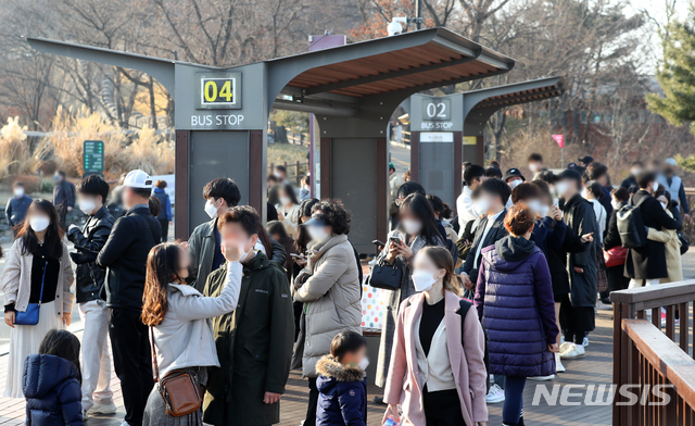 [서울=뉴시스]배훈식 기자 = 사회적 거리두기 단계가 수도권 2단계, 비수도권 1.5단계로 완화되고 첫 휴일을 맞은 지난 21일 오후 서울 중구 남산을 찾은 시민들이 남산타워 버스 정류장에 빼곡히 모여있다. 2021.02.21. dahora83@newsis.com