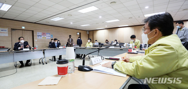 [서울=뉴시스]홍효식 기자 = 최대집(왼쪽) 대한의사협회 회장이 21일 오후 서울 중구 남산스퀘어빌딩에 위치한 한국건강증진개발원에서 열린 제2차 신종 코로나바이러스 감염증(코로나19) 백신접종 의정공동위원회 회의에서 발언하고 있다. 2021.02.21. yesphoto@newsis.com