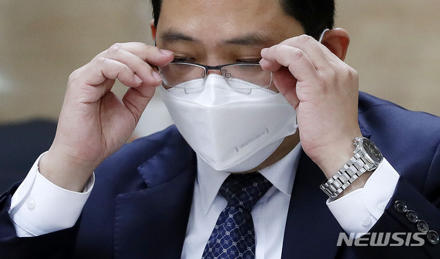 [서울=뉴시스]홍효식 기자 = 최대집 대한의사협회 회장이 21일 오후 서울 중구 남산스퀘어빌딩에 위치한 한국건강증진개발원에서 열린 제2차 신종 코로나바이러스 감염증(코로나19) 백신접종 의정공동위원회 회의에서 안경을 고쳐쓰고 있다. 2021.02.21. yesphoto@newsis.com