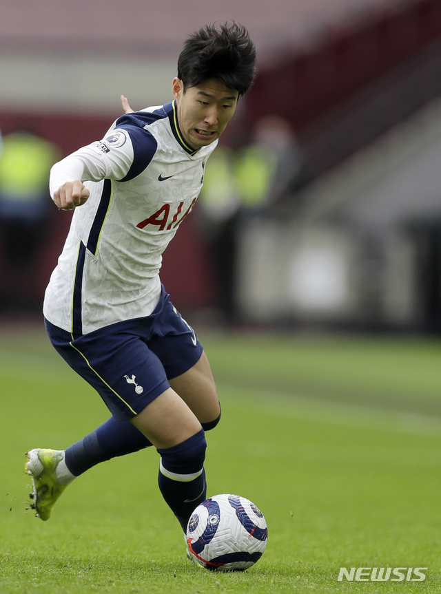 [런던=AP/뉴시스]손흥민이 21일 오후 9시(한국시간) 영국 런던의 런던 스타디움에서 벌어진 웨스트햄 유나이티드와의 2020~2021 EPL 25라운드에서 선발 출전해 풀타임을 소화했다. 토트넘은 1-2로 패했다.