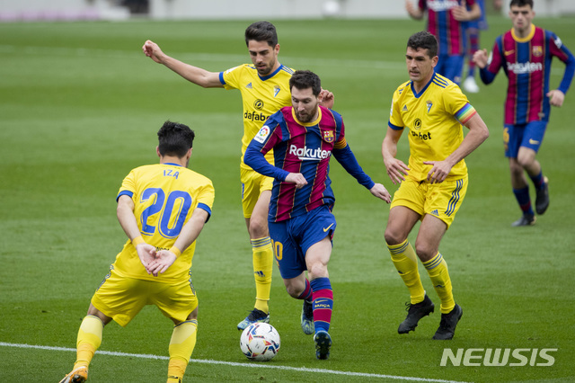 [바르셀로나=AP/뉴시스]바르셀로나의 리오넬 메시(가운데)가 21일(현지시간) 스페인 바르셀로나의 캄프누 경기장에서 열린 카디스와의 2020-21 라리가 24라운드 경기에 선발 출전해 경기하고 있다. 메시는 전반 32분 페널티킥 골을 넣으며 자신의 '라리가 506경기 출전'을 자축했으나 팀은 1-1 무승부를 기록했다. 2021.02.22.