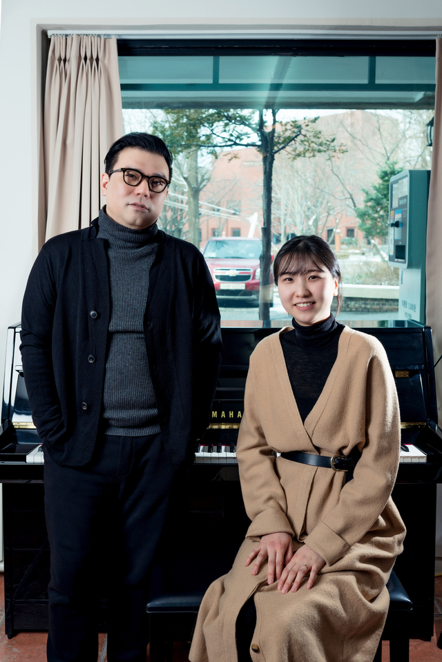 [서울=뉴시스] 장석진, 조아라(인터뷰를 할 때는 마스크를 착용했고, 사진 촬영을 위해서만 잠시 벗었습니다.) 2021.01.29. (사진 = 한국문화예술위원회 제공) photo@newsis.com