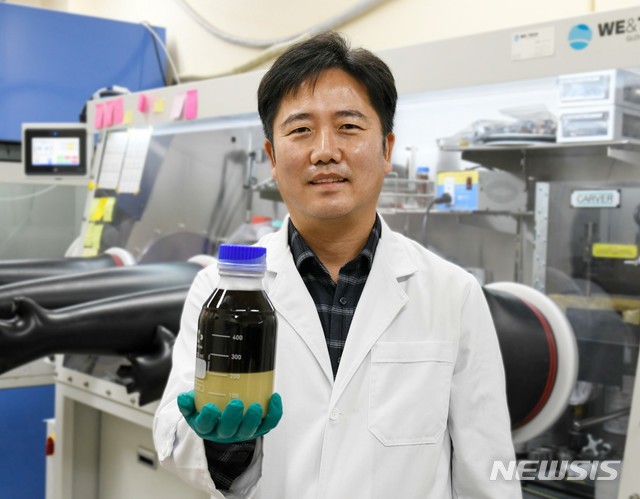 [창원=뉴시스] 홍정명 기자= 한국전기연구원은 차세대전지연구센터 하윤철 박사가 세계 최초로 '공침법'을 활용해 만든 전고체전지용 황화물 고체전해질을 들어보이고 있다.(사진=한국전기연구원 제공) 2021.02.22. photo@newsis.com